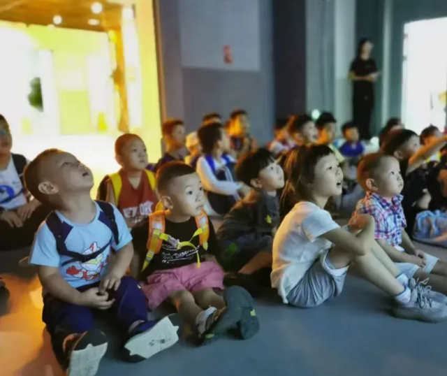 孩子在科考船上看星星在航天发射现场感受大国重器